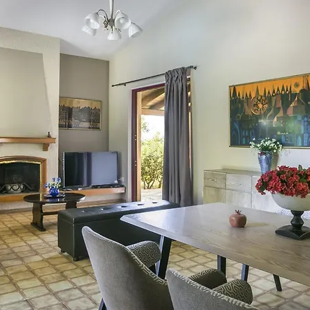 Sleeps 4 Pool Air Con Wifi Villa