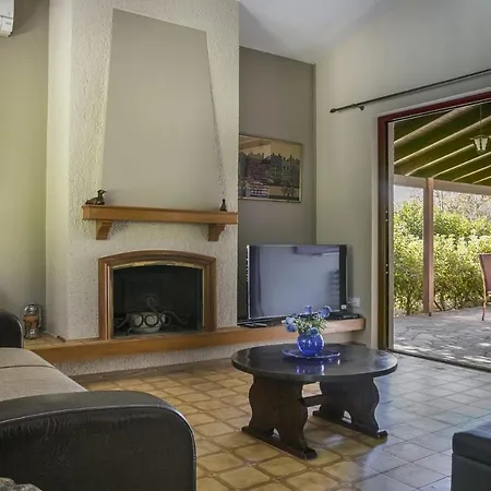 Villa Sleeps 4 Pool Air Con Wifi Lakíthra