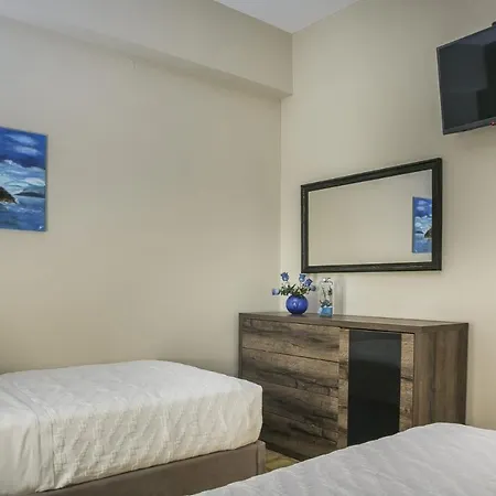 Sleeps 4 Pool Air Con Wifi Lakíthra